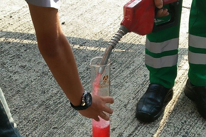 Salah satu tahap pengecekan bensin yang dipakai untuk balap IRS Sentul