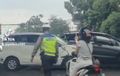 Ditegur Gak Pakai Helm, Wanita Ini Acungkan Jari Tengah ke Polisi, Begini Ceritanya