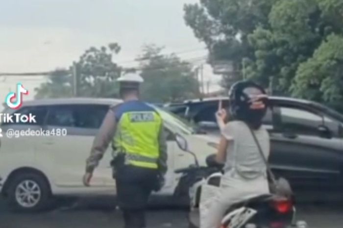 Pengendara motor acungkan jari tengah di Jakarta Timur