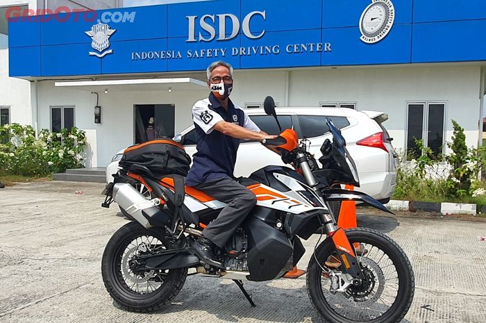 Muhammad Setiawan, General Manager Sales and Marketing di PT. Premium Motorindo Abadi (PMA) menaiki KTM 790 Adventure.