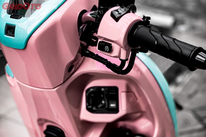Bodi bagian dalam Honda Scoopy dibalut warna pink 