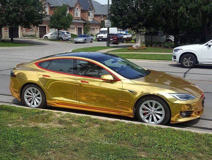 Modifikasi Tesla Model S pakai kelir tema Iron Man