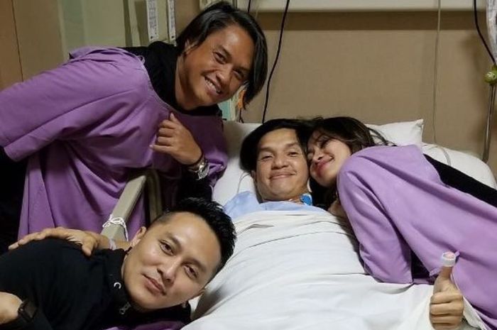 Edison Wardhana alias Echon kondisi kesehatannya terus membaik saat dikunjungi teman-temannya, tampak hadir Demian Aditya (kiri bawah)