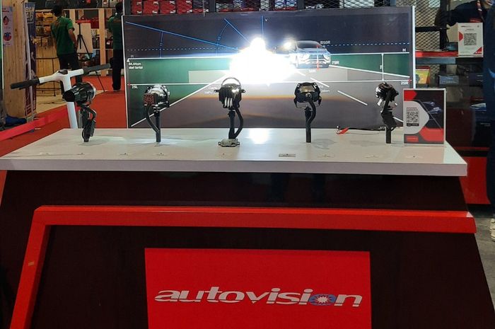 Area demo lampu LED di booth Autovision pada IIMS 2022