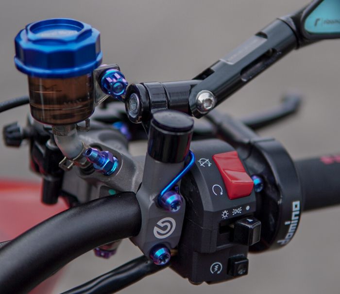 Setang bagian kanan Honda PCX150 bertabur part racing dan part moge