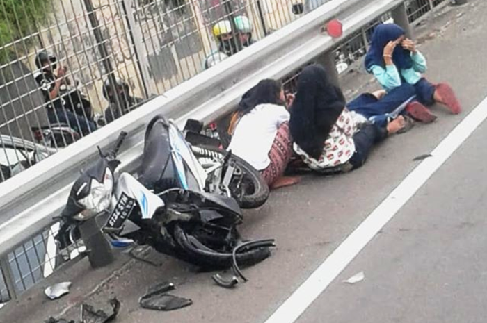 Lima pemudi syok setelah mengalami kecelakaan di Jalan Tol Tomang, Minggu (11/11/2018)