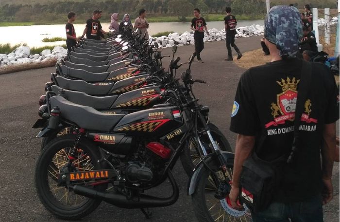 Pakai spion lengkap, bahkan aksesoris yang menempel juga seragam seperti botol minum yang ada di sebelah kanan jok belakang