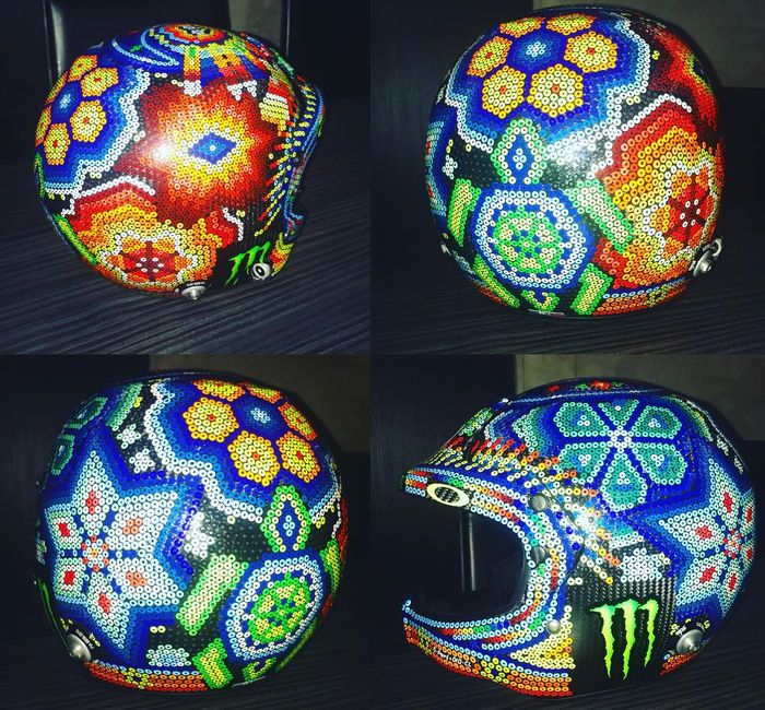 Rupa helm yang dipakai Valentino Rossi di Monza Rally Show 2017 plek sama motifnya