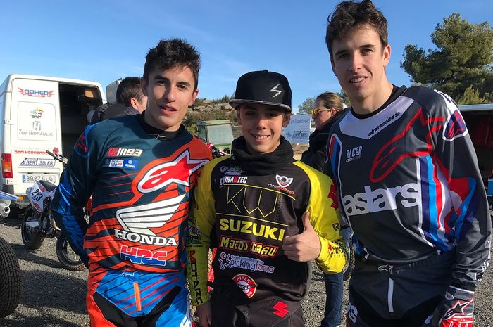 Marc Marquez (kiri) berpose dengan motorcrosser muda Spanyol Alex Millan (tengah) dan ditemani Alex Marquez (kanan) di sirkuit dirt track Albi Catalunya