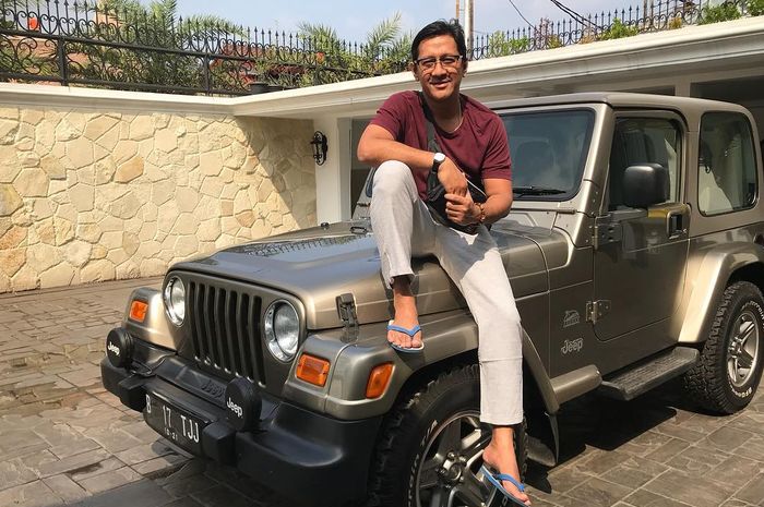 Andre Taulany tengah duduk di atas Jeep Wrangler Sahara koleksinya.