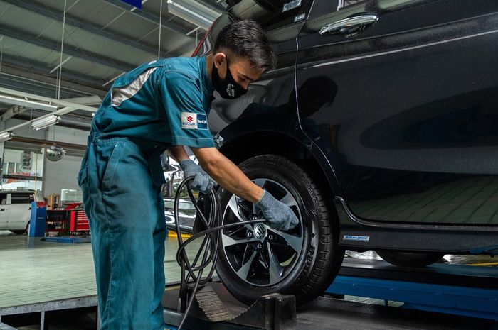 Bahaya mengganti ban mobil satuan