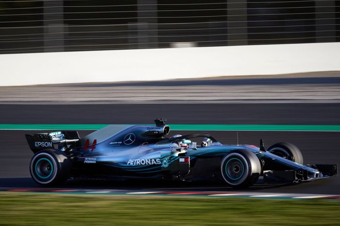 Lewis Hamilton pada hari kelima tes pramusim di Barcelona, masih mencari data mengenai kerja ban pada permukaan trek