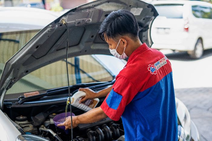 Marak oli palsu dipasaran, penting menentukan bengkel rekomendasi khusus ganti oli