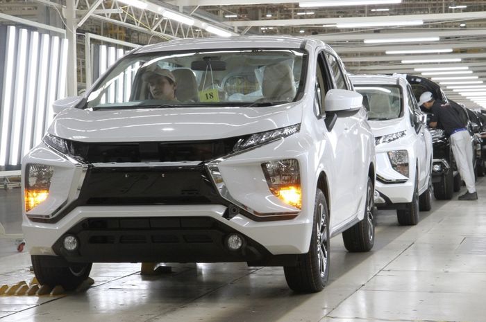 Ilustrasi Mitsubishi Xpander di pabrik
