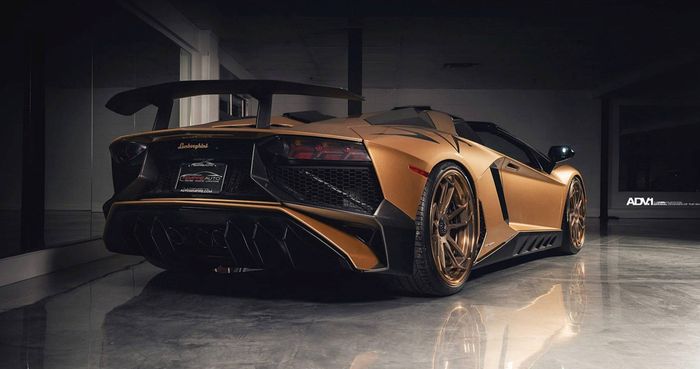 Tampilan belakang modifikasi Lamborghini Aventador kelir emas