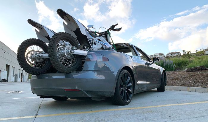 Tampilan belakang modifikasi Tesla Model S yang diubah jadi pikap
