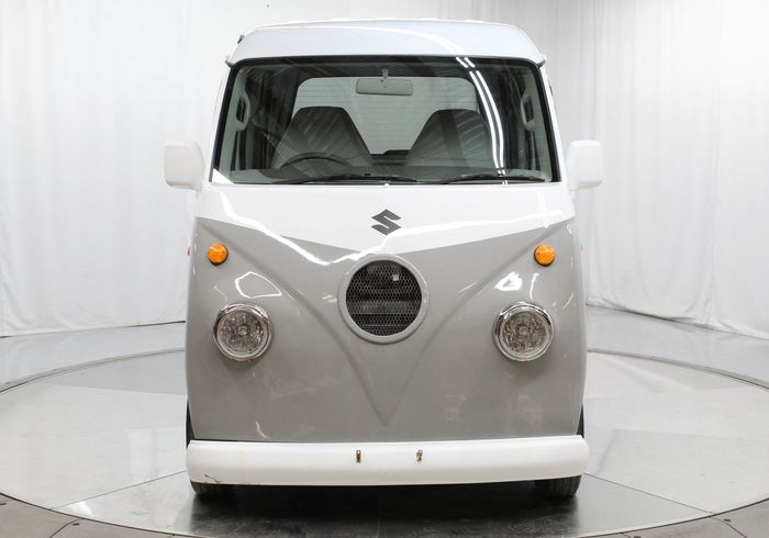 Tampilan depan modifikasi saudara Suzuki Carry alias Every ala VW Kombi