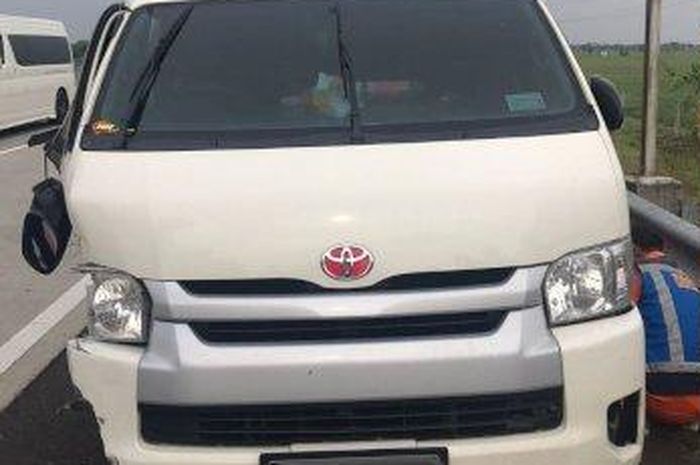 Toyota HiAce sengaja ditabrakan ke mobil Bea Cukai Kediri saat proses pengejaran di ruas tol Kertosono-Nganjuk