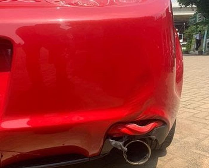 Bumper belakang Mazda RX-8 milik Windy Chandra yang rusak