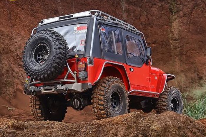 Tampak belakang modifikasi Jeep CJ-7 offroad ekspedisi