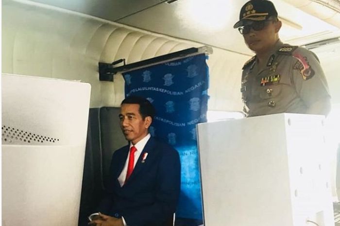 Presiden Jokowi perpanjang SIM di bus layanan keliling di Bogor (24/3/2018)