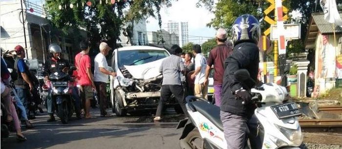 Honda Freed disambar kereta api di Jakarta Pusat