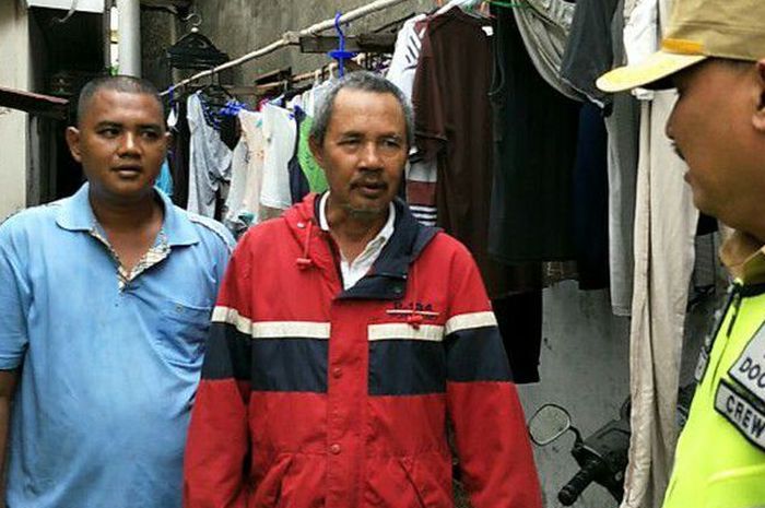 Zulkifli (kiri) dan Abdul (tengah) didatangi petugas Samsat Jakarta Barat lantaran identitas salah satu anggota keluarga mereka terdaftar sebagai penunggak mobil mewah.