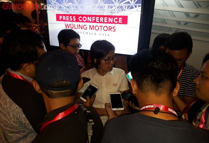 Dian Asmahani, Brand Manager Wuling Motors saat diwawancarai