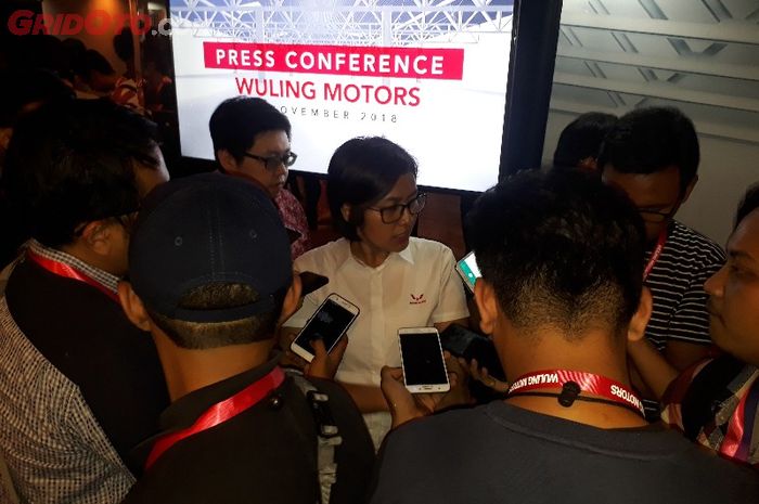 Dian Asmahani, Brand Manager Wuling Motors saat diwawancarai