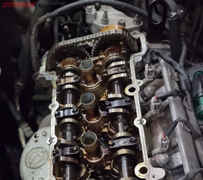 Penampakan bagian dalam head cylinder Suzuki Ertiga 2015 yang selalu ganti oli lebih cepat dari anjuran pabrik
