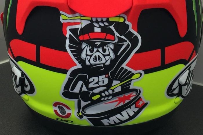 Logo boar (babi hutan) menabuh genderang pada bagian belakang helm Maverick Vinales