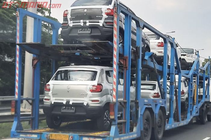 Suzuki S-Presso katahuan sedang diangkut truk 