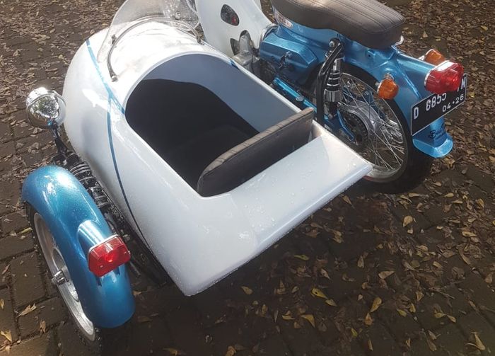 Terpasang sebuah sespan pada Honda C70 custom