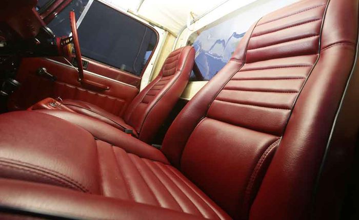 Interior red garnet merupakan salah satu warna paling langka pada keluarga traditional Jeep