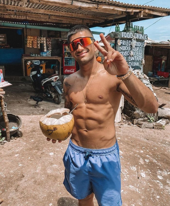 Jorge Martin jajan kelapa muda di sebuah warung menjelang tes pramusim MotoGP Mandalika 2022