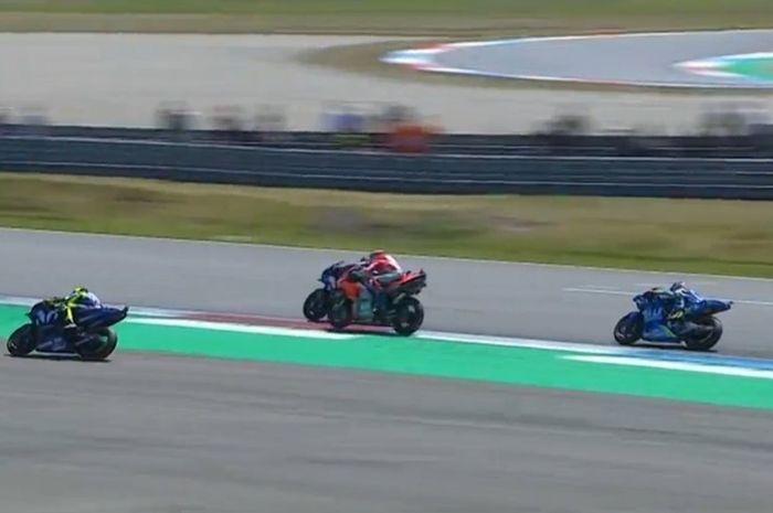 Valentino Rossi menyalip Andrea Dovizioso, malah out dari track