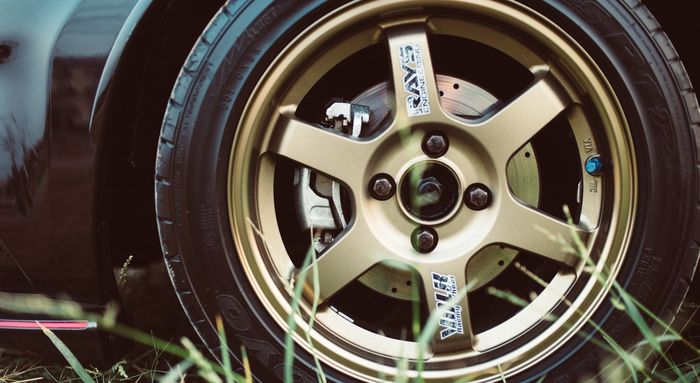 Nissan March ditopang pelek Volk Racing TE37 berukuran 15x16 inci