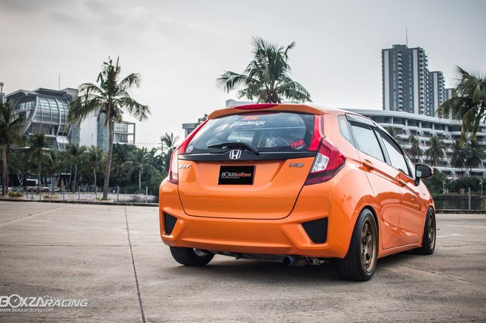 Tampilan belakang modifikasi Honda Jazz GK5 dengan kelir orange Lamborghini