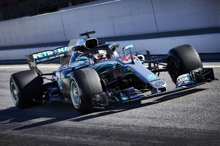 Lewis Hamilton tidak peduli dengan catatan waktu tercepat yang dibuat seteru beratnya Sebastian Vettel pada tes pramusim di Barcelona