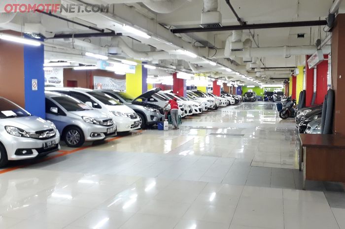 Showroom mobil yang tertata rapi terletak di Lantai 2 dan 3 Mall MGK Kemayoran
