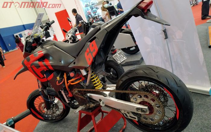 Tampang buritan supermoto custom tenaga listrik