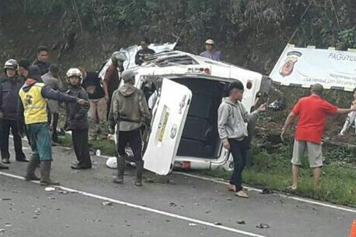 Kecelakaan kembali terjadi di Tanjakan Emen Subang, belum sebulan terjadi kecelakaan maut, sudah ada insiden lainnya