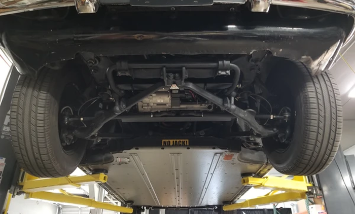 Mesin dan baterai Tesla Model S terpasang rapi