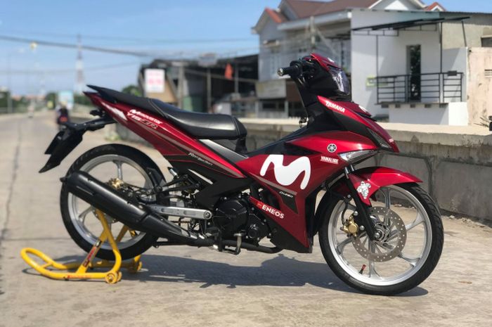 Yamaha MX King pakai baju Movistar merah
