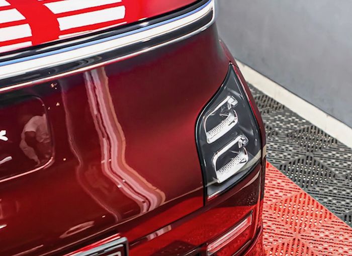 Body wrapping dilapis PPF pada mobil listrik Wuling Air EV