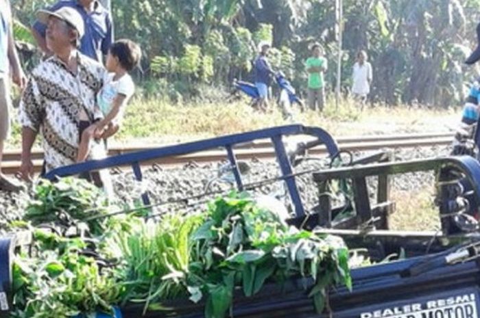 Kondisi kendaraan roda tiga yang tersambar kereta di perlintasan tanpa palang di Cilacap