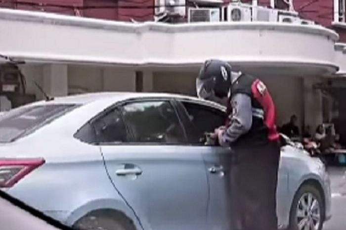 Diduga polisi gadungan menilang pengemudi mobil di daerah Roxy Jakarta Pusat pada Sabtu (30/7/2022).