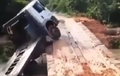 Detik-detik Truk Terguling Ke Sungai Saat Nyebrang di Jembatan Kayu