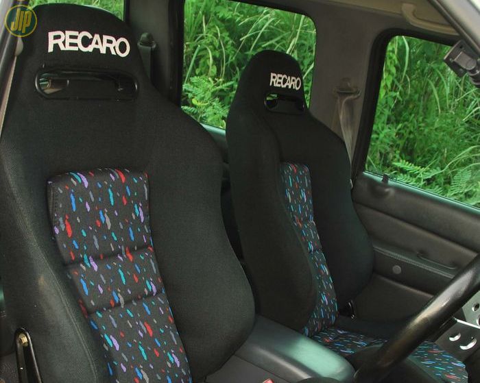 Jok standar Ford Ranger ditukar dengan Recaro SR3 supaya modis dan juga nyaman. 