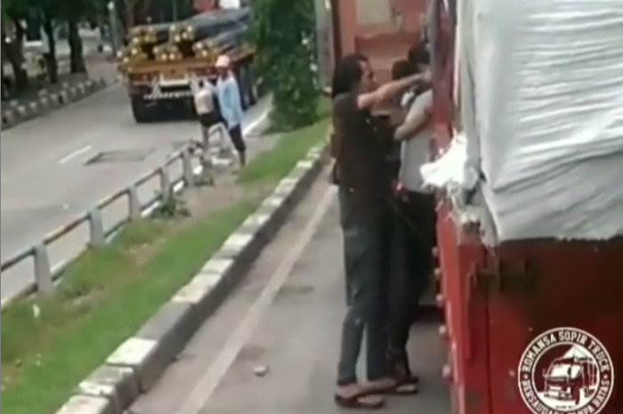 Bajing Loncat Jadi Pemandangan Umum, Sopir Truk Dipalak 
